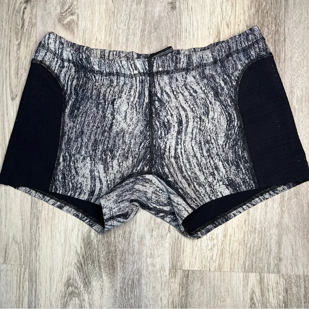 Lululemon Stylish Gray and Black Women's Shorts‎ Size Medium